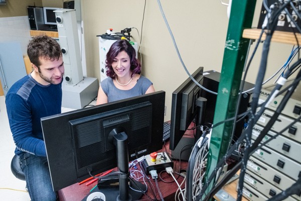 Evelyne, en compagnie du Pr Guillaume L&eacute;onard, de l'&Eacute;cole de r&eacute;adaptation