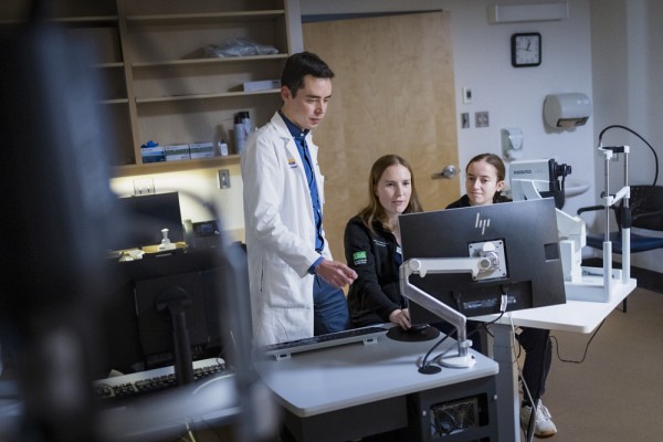 De gauche &agrave; droite : Dr Micha&euml;l Marchand-Gareau accompagn&eacute; des r&eacute;dactrices de l&rsquo;article : Catherine Simard et Sarah Bastien, r&eacute;sidentes au Service d&rsquo;ophtalmologie du CIUSSS de l'Estrie - CHUS