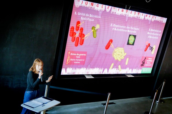 Les &eacute;tudes sup&eacute;rieures &agrave; l'UdeS ouvrent la voie &agrave; diverses comp&eacute;tences transversales, dont &agrave; la vulgarisation scientifique. Sur l'image, l'&eacute;tudiante de biologie (Facult&eacute; des sciences) Margot Dessartine lors de la finale interne du concours&nbsp;Ma th&egrave;se en 180 secondes 2025.