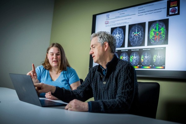 C'est l'&eacute;tudiante &agrave; la ma&icirc;trise Z&ouml;e Gandey qui pilote l'une des premi&egrave;res &eacute;tudes au monde comparant des images du cerveau avant et apr&egrave;s la prise d&rsquo;hormonoth&eacute;rapie sur des femmes m&eacute;nopaus&eacute;es. On la voit ici avec le professeur&nbsp;Kevin Whittingstall, qui encadre son travail.