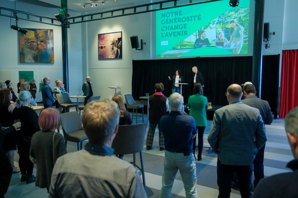 Plusieurs membres de la communaut&eacute; universitaire se sont r&eacute;unis pour souligner les accomplissements de la campagne interne.