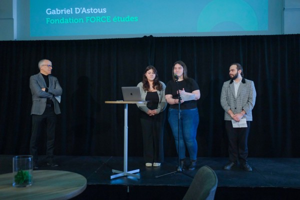 Gabriel D&rsquo;Astous,&nbsp;pr&eacute;sident du conseil d&rsquo;administration de la Fondation FORCE &Eacute;tudes,&nbsp;Jade Beaulieu, coordinatrice g&eacute;n&eacute;rale de la FEUS, et Gabrielle Crevier, directrice g&eacute;n&eacute;rale du REMDUS, en compagnie du recteur Pierre Cossette.