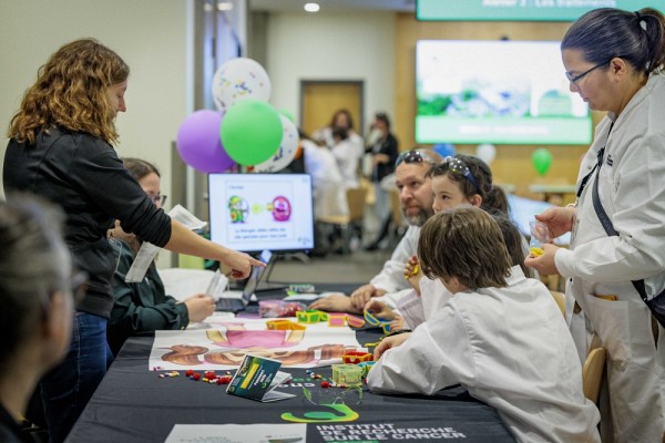 Kelly Harper animant un atelier lors de la 5ᵉ &eacute;dition des Portes ouvertes de l&rsquo;IRCUS, le 3 mai 2026, un &eacute;v&eacute;nement sp&eacute;cialement con&ccedil;u pour les enfants touch&eacute;s par le cancer, en collaboration avec Leucan, afin de souligner le 5ᵉ anniversaire de l&rsquo;IRCUS.