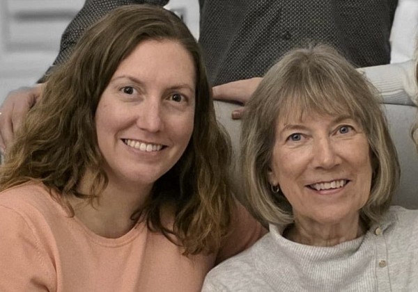 Kelly Harper en compagnie de sa m&egrave;re, survivante du cancer, qui l&rsquo;a profond&eacute;ment inspir&eacute;e &agrave; s&rsquo;engager dans la recherche sur le cancer, ainsi qu&rsquo;&agrave; participer activement aux activit&eacute;s organis&eacute;es par l&rsquo;IRCUS pour les personnes touch&eacute;es par le cancer.