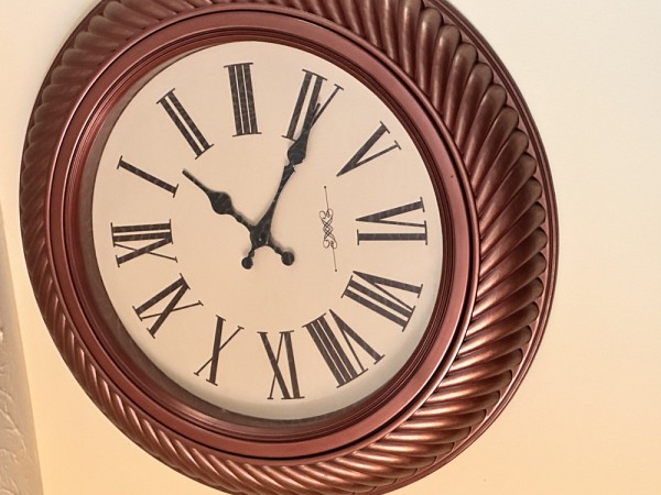 Dans un exercice de photovoix, un parent photographe nouvellement arriv&eacute; au Qu&eacute;bec aborde la relation au temps&nbsp;: &laquo;&nbsp;Dans un monde qui se bat avec le temps, tout est calcul&eacute;, tu ne peux pas d&eacute;passer. Dans notre pays, on ne regarde pas l&rsquo;heure. [I]l y a la place pour les impr&eacute;vus.&nbsp;&raquo;