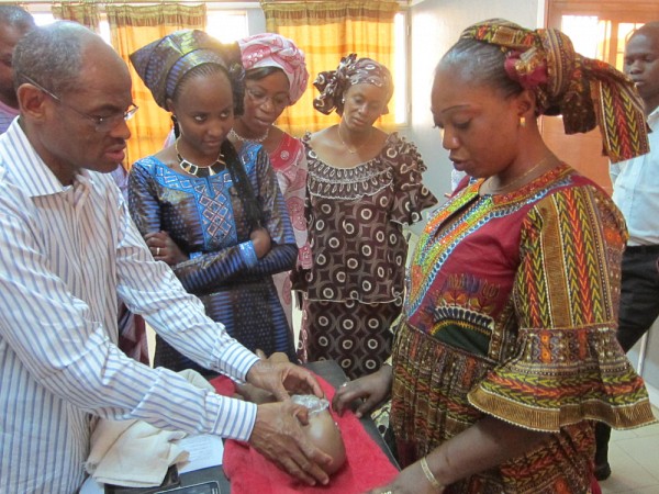 Dr Ma&iuml;ga lors d&rsquo;une formation SONUB (Soins Obst&eacute;tricaux et N&eacute;onataux d&rsquo;Urgence et de Base) au Mali