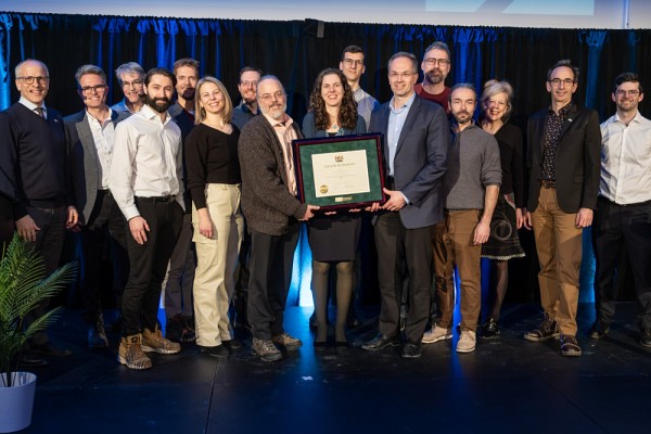 Plusieurs membres de l'&eacute;quipe des projets majeurs de conception de la Facult&eacute; de g&eacute;nie : Luc Fr&eacute;chette, Alain Desrochers, C&eacute;derick Landry, David Rancourt, Karina Lebel, Junior Lagrandeur, Jean-S&eacute;bastien Plante, Audrey Boucher-Genesse, Gabriel Lauzier, Fran&ccedil;ois Michaud, Fran&ccedil;ois Grondin, David Foley et Cl&eacute;ment Ouellet-L&eacute;veill&eacute;, accompagn&eacute;s du recteur, Pierre Cossette, de la vice-rectrice aux &eacute;tudes, Christine Hudon, et du doyen de la Facult&eacute; de g&eacute;nie, Jean Proulx. L&rsquo;&eacute;quipe compl&egrave;te est compos&eacute;e de 33 personnes enseignantes.