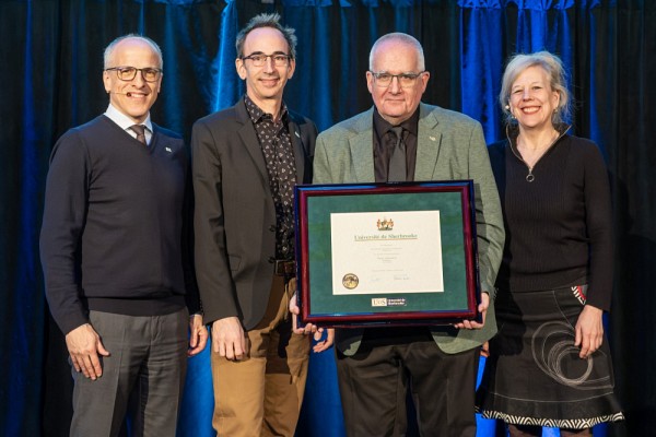 Pierre Labossi&egrave;re, accompagn&eacute; du recteur, Pierre Cossette, du doyen de la Facult&eacute; de g&eacute;nie, Jean Proulx, et de la vice-rectrice aux &eacute;tudes, Christine Hudon.
