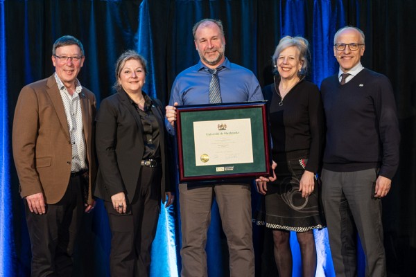 Alexandre Langlois, accompagn&eacute; du vice-recteur &agrave; la recherche et aux &eacute;tudes sup&eacute;rieures, Jean-Pierre Perreault, de la doyenne de la Facult&eacute; des lettres et sciences humaines, Anick Lessard, de la vice-rectrice aux &eacute;tudes, Christine Hudon, et du recteur, Pierre Cossette.