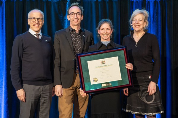 Isabelle Arsenault, accompagn&eacute;e du recteur, Pierre Cossette, du doyen de la Facult&eacute; de g&eacute;nie, Jean Proulx, et de la vice-rectrice aux &eacute;tudes, Christine Hudon.
