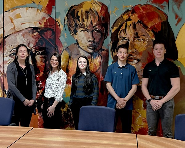 L'&eacute;quipe responsable de l'atelier tenu &agrave; l&rsquo;&eacute;cole secondaire Kassinu Mamu, dans la communaut&eacute; Mashteuiatsh :&nbsp;Sophie Bergeron, conseill&egrave;re d'orientation innue,&nbsp;Josiane Philippe, avocate innue engag&eacute;e au sein de la Facult&eacute;,&nbsp;B&eacute;n&eacute;dicte Philippe, &eacute;tudiante innue &agrave; l'&Eacute;cole du Barreau,&nbsp;William Tzoutzourakis, &eacute;tudiant de 2e ann&eacute;e, et&nbsp;Tommy Launi&egrave;re, &eacute;tudiant innu de 2e ann&eacute;e.