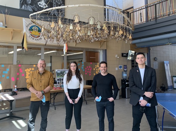 Pascal Sasseville-Quoquochi, directeur de l'&eacute;cole Nikanik, M&eacute;lina Beaulieu, &eacute;tudiante de 2e ann&eacute;e, Jean-Simon Paradis-Charlebois,&nbsp;coordonnateur des affaires autochtones &agrave; la Facult&eacute; de droit, et&nbsp;Miguel Coocoo-Chachai, &eacute;tudiant atikamekw de 3e ann&eacute;e.