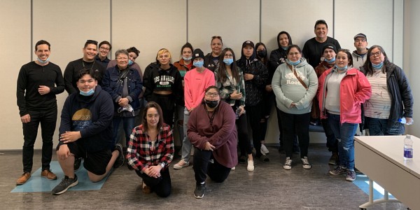 L'&eacute;quipe de la Facult&eacute; en compagnie des jeunes de l&rsquo;&eacute;cole secondaire Manikanetish dans la communaut&eacute; innue de Uashat Mak Mani-utenam.