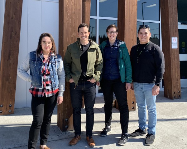 Vanessa Germain-Dingle, &eacute;tudiante innue de 2e ann&eacute;e, Jean-Simon Paradis-Charlebois, Noa Perreault, &eacute;tudiant de 1re ann&eacute;e, et Dan-Alexandre McKenzie, agent de liaison postsecondaire dans la communaut&eacute; de&nbsp;Uashat Mak Mani-utenam.