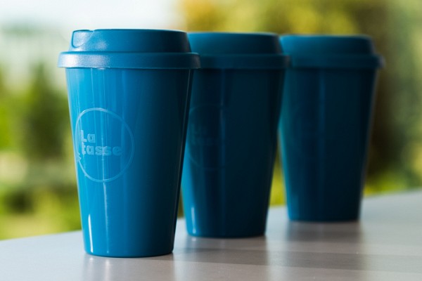 En &eacute;change d&rsquo;un d&eacute;p&ocirc;t de 5 $, vous pouvez utiliser une tasse bleue r&eacute;utilisable en polypropyl&egrave;ne disponible au comptoir.