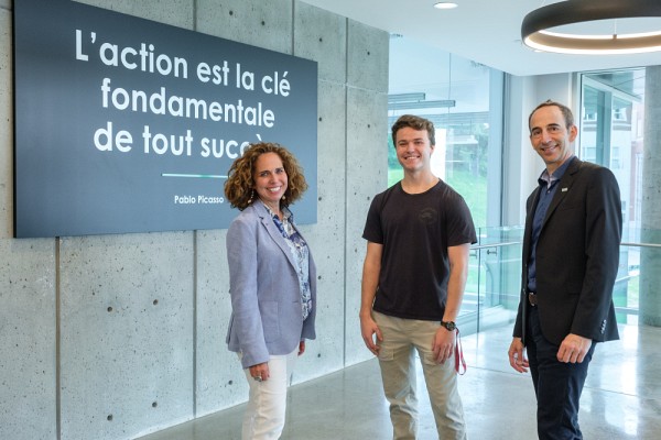 Madame Sylvie Fontaine, Matthew Adams,&nbsp;le Pr Jean Proulx, doyen de la Facult&eacute; de g&eacute;nie