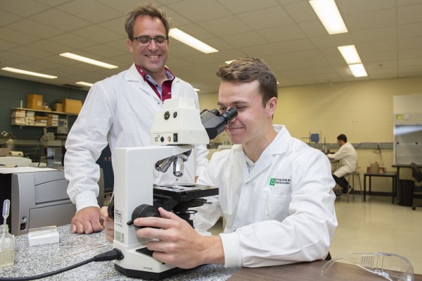 Le professeur Patrick Vermette et Matthew Adams