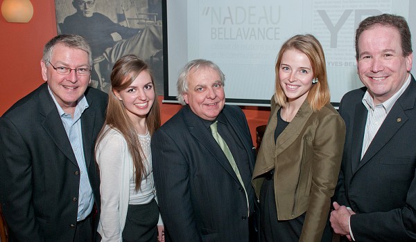 Maurice Cloutier, r&eacute;dacteur en chef de La&nbsp;Tribune, Daniel Nadeau, pr&eacute;sident de la firme Nadeau Bellavance, et St&eacute;phane Laberge, chef des services fran&ccedil;ais de Radio-Canada Estrie, avec les laur&eacute;ates Andr&eacute;anne St-Laurent et Jos&eacute;e-Anne Sarazin-C&ocirc;t&eacute;.