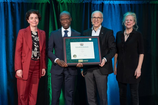 Marie-Pierre Robert, doyenne de la Facult&eacute; de droit, Arthur Oula&iuml;,&nbsp;Pierre Cossette, recteur, et&nbsp;Christine Hudon, vice-rectrice aux &eacute;tudes.
