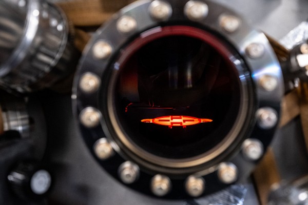 Observation d'un &eacute;chantillon port&eacute; &agrave; haute temp&eacute;rature pendant la croissance &eacute;pitaxiale de nitrure de gallium (GaN)