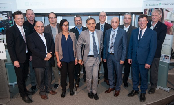 Le Pr Yahia, entour&eacute; des partenaires et coll&egrave;gues de l'UdeS