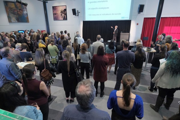 Le recteur Pierre Cossette a pr&eacute;sent&eacute; le bilan 2018-2022 et le nouveau plan Oser l'exp&eacute;rience 2022-2025 devant de nombreuses personnes r&eacute;unies au Campus principal.