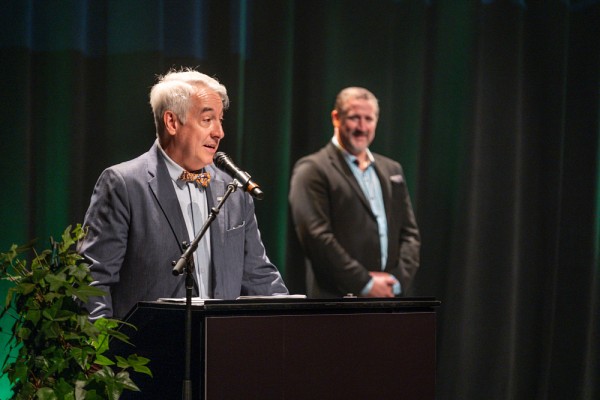 Pr Dorion, doyen de la FMSS, Dr Mauril Gaudreault, pr&eacute;sident du Coll&egrave;ge des m&eacute;decins du Qu&eacute;bec, et Pr Cossette, recteur de l&rsquo;UdeS,&nbsp;ainsi que les finissantes et finissants applaudissent les proches qui les ont encourag&eacute;s tout au long de leur parcours.