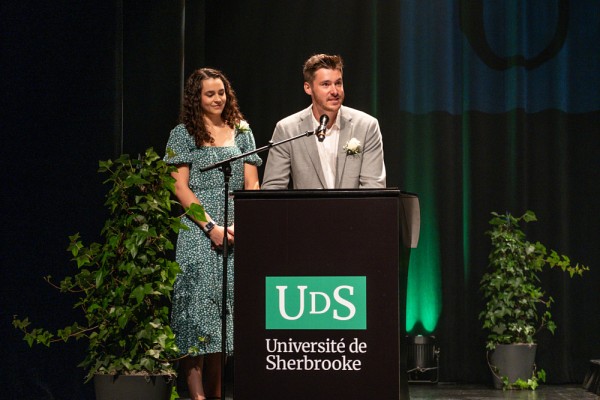 Florence Viens et &Eacute;lo&iuml;k Guay&nbsp;prononcent le discours des personnes repr&eacute;sentantes de cohorte en m&eacute;decine de famille.