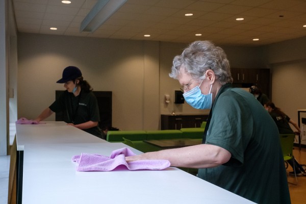 Les mardis et les jeudis, l'&eacute;quipe &Eacute;nergie effectue de menus travaux sous la supervision du Service des immeubles et de personnes intervenantes du&nbsp;CIUSSS de l'Estrie&nbsp;&ndash;&nbsp;CHUS.