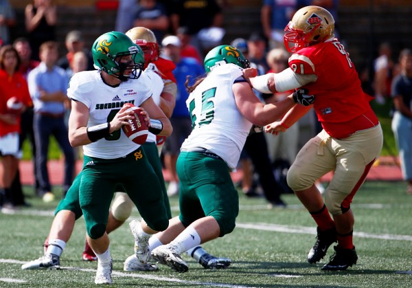 Le jeune quart-arri&egrave;re du Vert & Or Alex Jacob-Michaud n'a compl&eacute;t&eacute; que deux des 12 passes qu'il a dirig&eacute; vers ses receveurs et a &eacute;t&eacute; victime d'une interception.