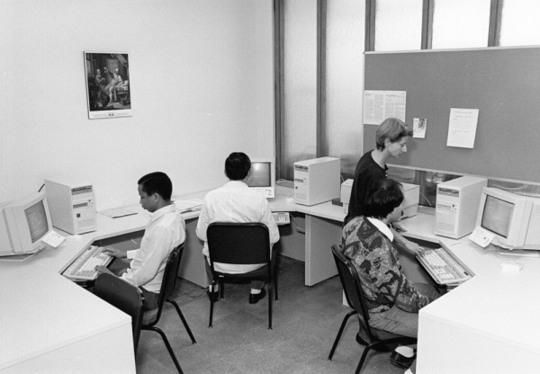 Implantation du nouveau syst&egrave;me de recherche bibliographique automatis&eacute; (MED-PLUS).&nbsp; De gauche &agrave; droite : inconnu, Pr &Eacute;ric Rousseau, Mme Mireille Lapierre, biblioth&eacute;caire et Jocelyn Gauthier, &eacute;tudiant en sciences infirmi&egrave;res, 1993.