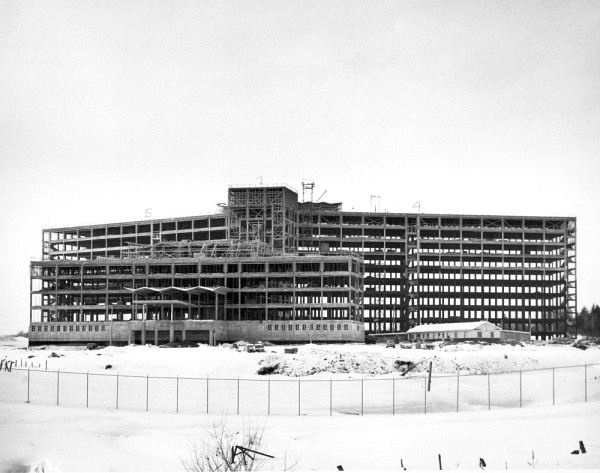 La construction du Pavillon St-Georges qui abritera la nouvelle Facult&eacute; de m&eacute;decine, 1961.