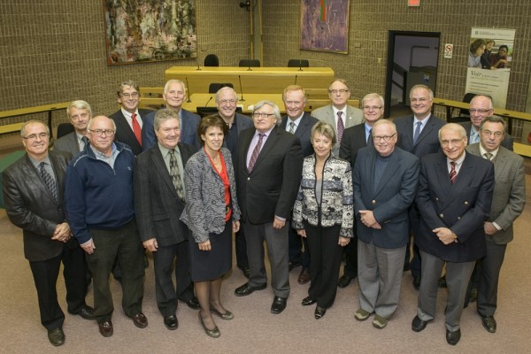 Les notaires dont la Chambre a soulign&eacute; les 35 ans de pratique, accompagn&eacute;s des dignitaires pr&eacute;sents pour l'occasion.