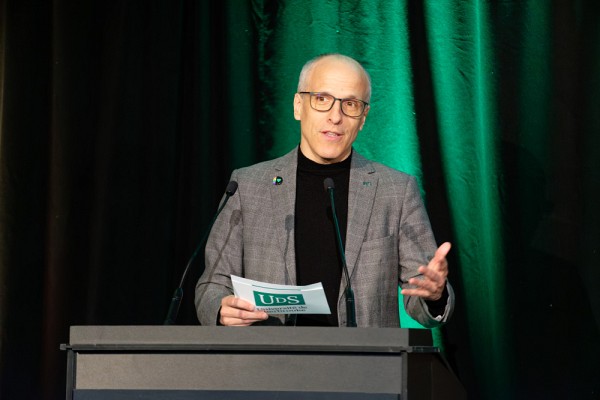 Le recteur, le professeur Pierre Cossette, a soulign&eacute; le d&eacute;vouement et le professionnalisme des personnes pr&eacute;sentes lors de l'&eacute;v&eacute;nement.