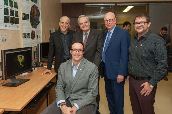 Le Pr Maxime Descoteaux en compagnie du recteur de l'UdeS, Pr Pierre Cossette, du doyen de la Facult&eacute; des sciences, Pr Serge Jandl, du pr&eacute;sident de La Fondation de l'UdeS, Me Luc R. Borduas et du vice-pr&eacute;sident du conseil d'administration de la Fondation du CHUS, M. Charles Custeau.
