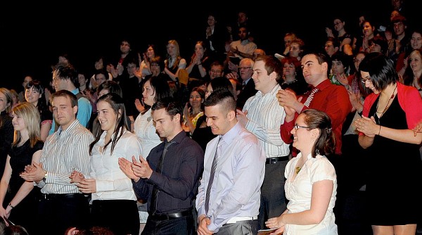 En 2010, on c&eacute;l&eacute;brait la diplomation de la premi&egrave;re cohorte d'&eacute;tudiants d&eacute;localis&eacute;s. Ici, les finissants de Saguenay.