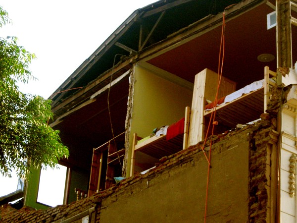 B&acirc;timent abim&eacute; par le s&eacute;isme dans la capitale chilienne.