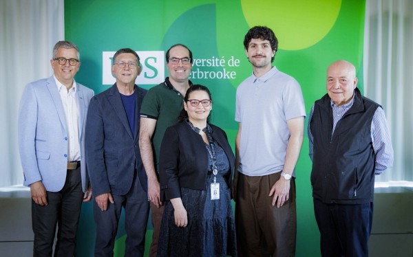 De gauche &agrave; droite : Louis Valiquette, doyen de la FMSS, Dr Pierre Charron, membre du comit&eacute; du Fonds Brigitte-Perreault, Pr Martin Borduas, M&eacute;liza B&eacute;nabdallah, Colin LeBlanc et le Pr Abdenour Nabid, donateur.&nbsp;
