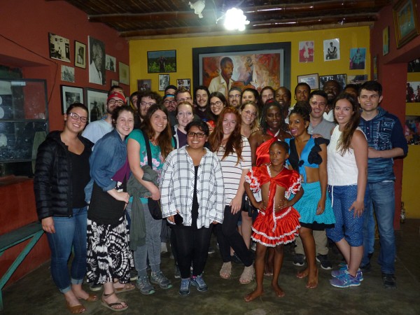 Le groupe d'&eacute;tudiants en compagnie des danseuses, des musiciens et des chanteurs afro-p&eacute;ruviens apr&egrave;s le spectacle de danse traditionnelle &agrave; El Carmen.
