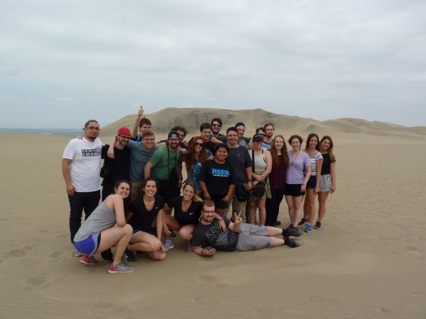 Dans les dunes de sable du d&eacute;sert &agrave; Ica.