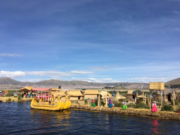 Les &icirc;les flottantes des Uros sur le lac Titicaca.