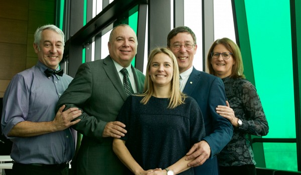 De gauche &agrave; droite, lors de la conf&eacute;rence de presse : Dominique Dorion, doyen de la FMSS,&nbsp; Richard Deschamps, PDG du CISSS Mont&eacute;r&eacute;gie-Centre, Mylaine Breton, titulaire de la Chaire, Jean-Pierre Perreault, vice-recteur &agrave; la recherche et aux &eacute;tudes sup&eacute;rieures de l'UdeS et Nathalie Rivard, vice-doyenne aux &eacute;tudes sup&eacute;rieures, &agrave; la recherche et &agrave; l&rsquo;innovation de la FMSS.