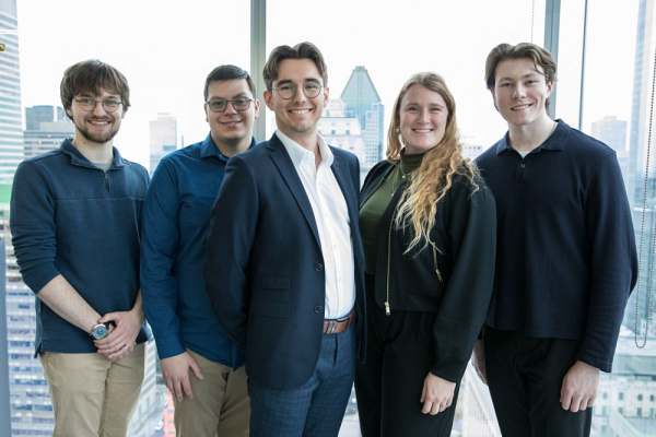 Cinq des huit&nbsp;membres de l'&eacute;quipe de DT Pharmaceutique : Raphael Bisson, Antoine Leroux, Mathieu Pelletier, Mathilde Campbell et Marc-Olivier Chicoine.