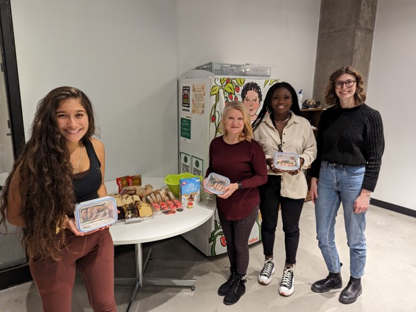 L'arriv&eacute;e du Frigo Free Go au salon &eacute;tudiant du Campus de Longueuil a &eacute;t&eacute; rendue possible gr&acirc;ce &agrave; l'engagement de quelques personnes &eacute;tudiantes.