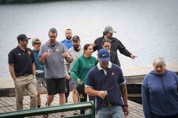 Quelques membres du personnel du Service du sport et de l'activit&eacute; physique, r&eacute;unis lors d'activit&eacute;s destin&eacute;es &agrave; renforcer l'esprit d'&eacute;quipe et de collaboration.