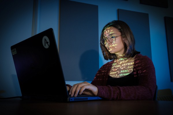 Ce p&ocirc;le, qui unit les forces vives de l'UdeS en formation et en recherche dans le domaine de la cybers&eacute;curit&eacute;, est l'un des projets phares de la Grande Campagne de financement&nbsp;Choisir de changer l&rsquo;avenir&nbsp;de l'UdeS.