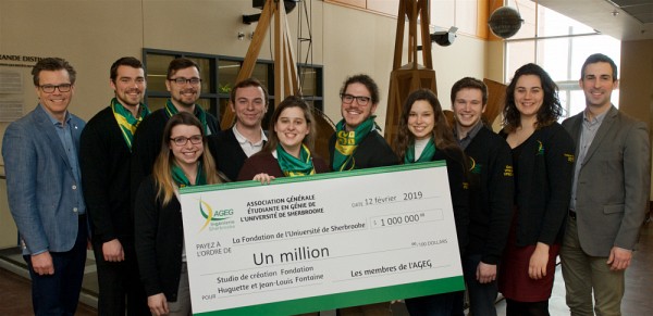 L'Association g&eacute;n&eacute;rale &eacute;tudiante de la Facult&eacute; de g&eacute;nie, en compagnie du doyen... et du ch&egrave;que de 1 million $ !