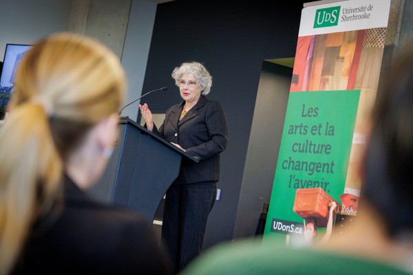 La Pre Jocelyne Faucher, secr&eacute;taire g&eacute;n&eacute;rale et vice-rectrice &agrave; la vie &eacute;tudiante.