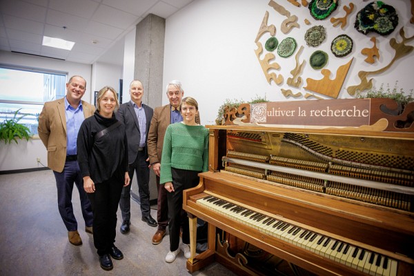 L&rsquo;&oelig;uvre Cultiver le savoir, con&ccedil;ue &agrave; partir d&rsquo;un piano r&eacute;cup&eacute;r&eacute;, m&ecirc;le mati&egrave;res r&eacute;cup&eacute;r&eacute;es et naturelles dans une d&eacute;marche &eacute;coresponsable. Artistes : Karine Leblanc et Roxane Bertrand.