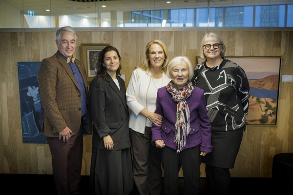 &Agrave; partir de la gauche : Dominique Dorion, doyen de la FMSS; Roxanne Labr&egrave;che P., coordonnatrice des expositions et animation au Centre culturel de l&rsquo;UdeS; Mich&egrave;le de Margerie (fille de Jean de Margerie); Th&eacute;r&egrave;se Brochu de Margerie; et Chantal St-Louis, directrice g&eacute;n&eacute;rale du Service des biblioth&egrave;ques et archives.